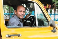  ট্যাক্সিতে রাতভর বেহুঁশ তরুণী, তারপর যা করলেন চালক!