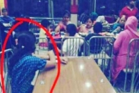 এ কি অমানবিকতা! কাজের মেয়েকে না দিয়েই খাওয়ায় ব্যস্ত এক পরিবার