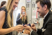 মাঝ আকাশেই বিয়ের প্রস্তাব, আর তারপর বিয়েও!