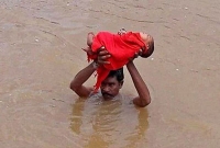 পানিতে ২ ঘণ্টা হেঁটে মেয়েকে হাসপাতালে নিলেন বাবা