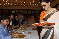 অতিথি আপ্যয়নে ব্যস্ত কাজল