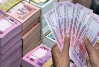 চেকের মাধ্যমে ব্যাংকে ৩০০ টাকা তুলতে এসে বৃদ্ধার কাণ্ড