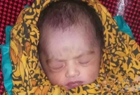 রাস্তায় কুড়িয়ে পাওয়া শিশুটির দায়িত্ব নিলেন ওসি