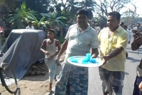 বরফের রহস্যভেদের চেষ্টায় মলমূ্ত্র চাখলেন গ্রামবাসীরা!