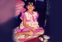  এই মেয়েটি এখন সেলিব্রিটি, কে বলুন তো?