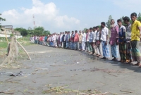 ২০ কেজি চালের জন্য দীর্ঘ মানববন্ধন