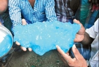  আকাশ থেকে নেমে আসা নীল বরফ আসলে কী?