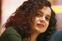 আমেরিকায় অল্পের জন্য দুর্ঘটনা থেকে রক্ষা পেলেন কঙ্গনা