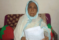 বৃদ্ধ মাকে গলাধাক্কা দিয়ে ভিটেবাড়ি থেকে বের করে দিল তিন ছেলেমেয়ে