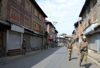 আক্রমণ চালিয়ে পুলিশের থেকে অস্ত্র ছিনিয়ে নিল কাশ্মীরিরা