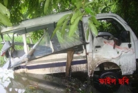 চালক ঘুমিয়ে পড়লো, লেগুনা গেল খালে : জখম ১২ যাত্রী