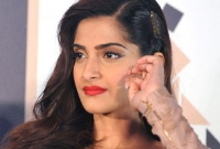 সোনম কাপুর কার সঙ্গে প্রেম করছেন জানেন?