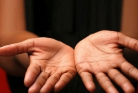  দু’হাতের তালু মিলেয়ে অর্ধচন্দ্র আছে? জেনে নিন আপনার ভাগ্য