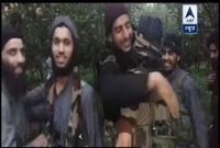 ভারতীয় সেনাদের থেকে লুট করা অস্ত্র হাতে কাশ্মীরি বিদ্রোহীদের উল্লাস করা ভিডিও নিয়ে তোলপাড়