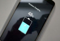 এই কৌশলে নিজের মোবাইল চার্জারটিকে ওয়্যারলেস চার্জারে পরিণত করুন