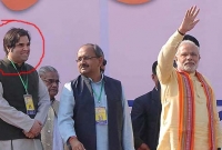 সুন্দরী নারী টোপে ফেঁসেছেন বরুণ, অভিযোগ মোদিকে