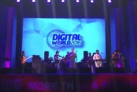 গান গেয়ে মঞ্চ মাতালেন প্রতিমন্ত্রী পলক