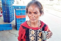 একমাত্র স্কুলে পড়া মেয়ের পড়াশোনা ও হোস্টেল খরচ যোগাতে স্টেশনের ভিক্ষা করছেন এই ‘পাগলি’