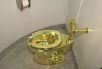 সোনার কমোড! পাহারা দেওয়ার জন্য বাথরুমের দরজায় নিরাপত্তা কর্মী