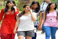 এই কলেজে মেয়েদের জন্য অদ্ভুত নির্দেশিকা!