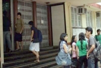 যেখানে ছাত্রীদের জিনস পরা নিষিদ্ধ!