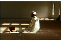 গামছা বা অনুরূপ পাতলা কিছু গায়ে দিয়ে ছালাত আদায় করা যাবে কি?