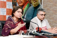 বোরকা পরে বাংলাদেশ থেকে পালিয়ে এসেছি : রূপা গাঙ্গুলীর টুইটে ভারতে ঝড়