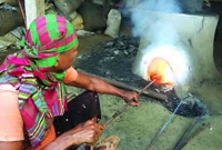 মানিকগঞ্জে ছাই থেকে মিলছে খাঁটি সোনা