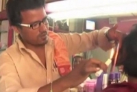 অভিনব পন্থায় মোমের আলো দিয়ে চুল স্টাইল!