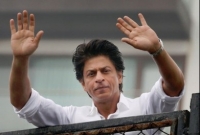 ছুটি নিতেই চান না শাহরুখ! কেন জানেন? ছুটি নিতেই চান না শাহরুখ! কেন জানেন?