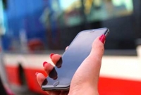 ২০ প্রেমিকের উপহার দেয়া আইফোন বিক্রি করে বাড়ি কিনলেন ‘প্রেমিকা’!