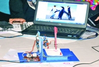 বগুড়ার শিক্ষার্থীদের বিস্ময়কর সাফল্য: রোবট আঁকবে ছবি, কাটবে পোশাক