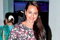 অভিনেতারা পারেল অভিনেত্রীরা কেন পারবেন না? প্রশ্ন সোনাক্ষীর