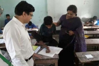 হাত নেই, পা দিয়ে লিখেই জেএসসি পরীক্ষা দিচ্ছে জসীম