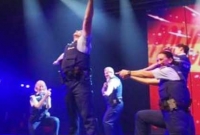 বলিউডি গানে নেচে দিওয়ালি উত্‍সবে মাতলেন নিউজিল্যান্ড পুলিশ