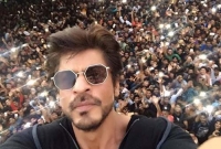 জন্মদিনে ভক্তদের সাথে সেলফি তুলে যা বললেন শাহরুখ