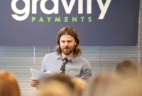 কর্মচারীদের বেতন বাড়াতে নিজের মাইনে কমালেন বস, চমক দিতে যা করল কর্মীরা