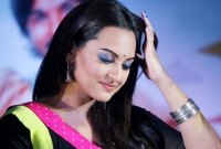 গভীর প্রেমে পড়েছেন সোনাক্ষি, কে এই মহানায়ক? শুনলে অবাক হবেন গভীর প্রেমে পড়েছেন সোনাক্ষি, কে এই মহানায়ক? শুনলে অবাক হবেন