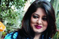 প্রকাশ্যে মৌসুমীকে চুমু খেলেন....