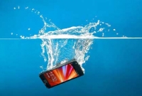 বৃষ্টির পানি থেকে স্মার্টফোন রক্ষার ৭টি উপায়