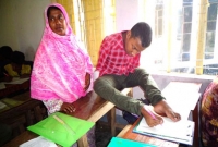 পায়ে লিখে পড়াশোনা মিরাজুলের, স্বপ্ন ডাক্তার হয়ে মানুষের সেবা করা