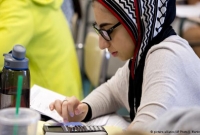 আলহামদুল্লিলাহ, কঠিন পরিস্থিতিতেও পাঁচ ওয়াক্ত নামাজ ও ইসলামী বিধান মেনে চলেন হিজাব পরা এই মার্কিন তরুণী