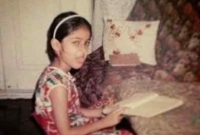  চিনতে পারছেন? এখন ইনি এক বিখ্যাত নায়িকা