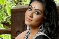 একটি মেয়ের মুখের দিকে তাকিয়ে কী করে বুঝবেন সে আপনাকে ভালবাসে কি না?