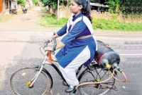 প্যাডেল ছাড়াই বায়ুচালিত সাইকেল আবিষ্কারক করলেন এই কিশোরী