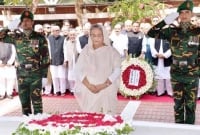 টুঙ্গিপাড়ায় বঙ্গবন্ধুর সমাধিসৌধে শেখ হাসিনার শ্রদ্ধা
