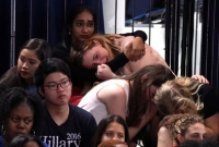 ফলাফল দেখে কান্নায় ভেঙে পড়েন হিলারি সমর্থকরা