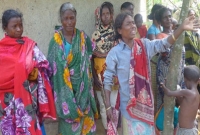 থমথমে সাঁওতাল পল্লী, ‘রাস্তার দিকে তাকিয়ে থাকি, কখন না জানি কি হয়’