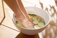 শীতের শুরুতেই জেনে নিন ফাটা গোড়ালির যত্ন নেওয়ার ১০ ঘরোয়া টোটকা