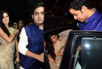 মুকেশ-পুত্র আকাশ আম্বানির হাত ধরলেন ক্যাটরিনা!